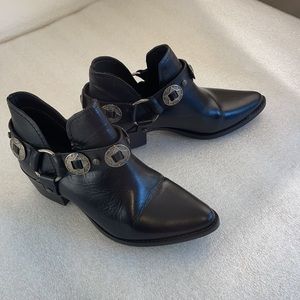 Steve Madden Aces Leather D Ring Concho Heeled Ankle Boots western rodeo